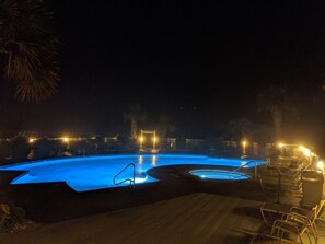 Una piscina al aire libre, una piscina climatizada