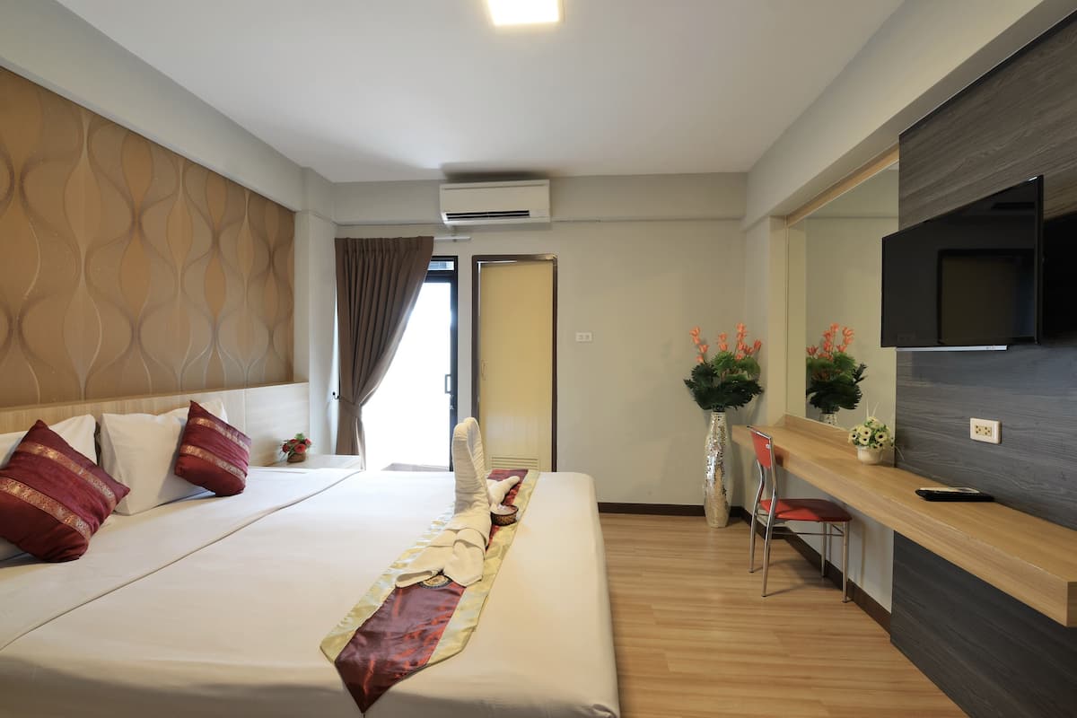 Desk, free WiFi, bed sheets