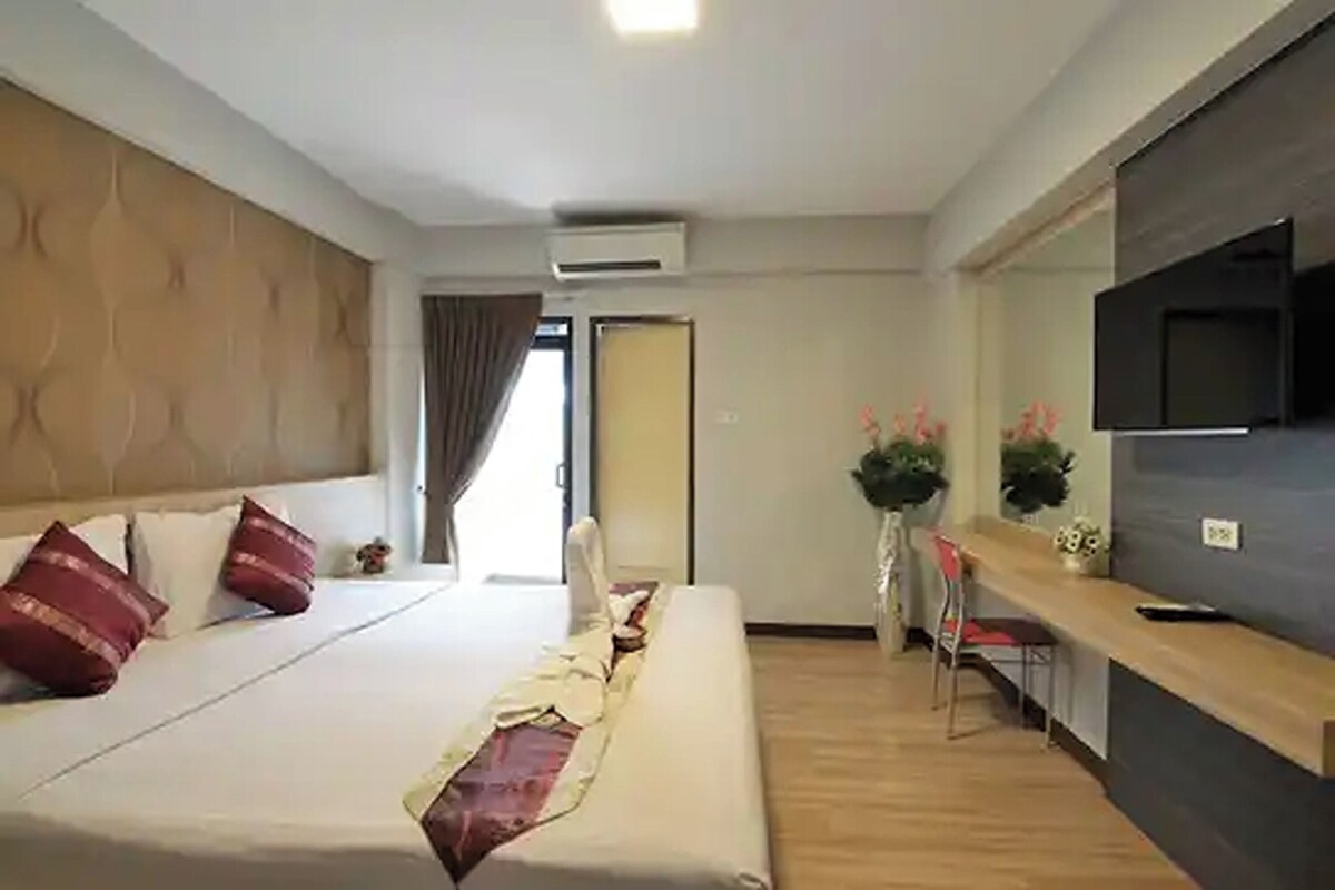 Desk, WiFi (free), bed sheets