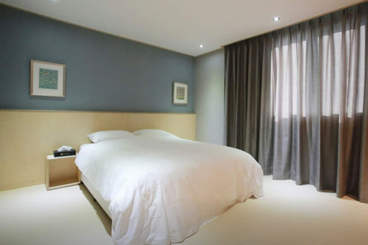 Chambre (King Bed) | 1 chambre, rideaux d’obscurcissement, accès au Wi-Fi (inclus)