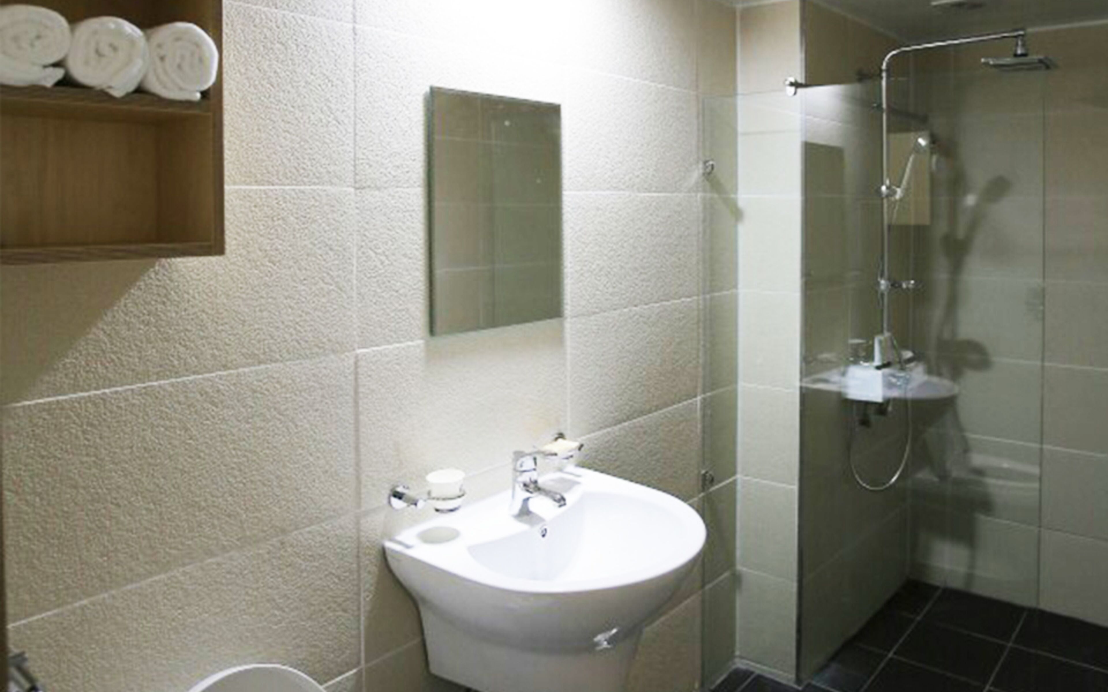 king bedroom | bathroom | shower, free toiletries, hair dryer, bidet