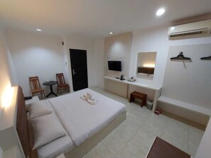 Gold Room | Free WiFi, bed sheets - Penuin Hotel (Batam)
