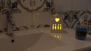 Doccia, asciugacapelli, sapone, carta igienica