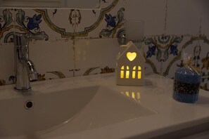 Dusche, Haartrockner, Seife, Toilettenpapier