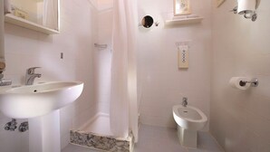 A bathroom with a sink, bidet, shower, and toilet. - La Calcina Suites (Venice)