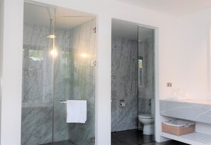 Premium-Villa, Strandblick | Badezimmer | Kostenlose Toilettenartikel, Haartrockner, Hausschuhe, Handtücher