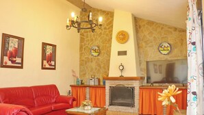 TV, fireplace - Chalet de la casa Forestal (Conil de la Frontera)