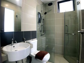 Shower, bidet, towels, shampoo