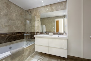 Combined shower/bathtub, hair dryer, towels, soap - ☀Sun-flooded house / ☀ Panorama sea view & pool (Manilva)
