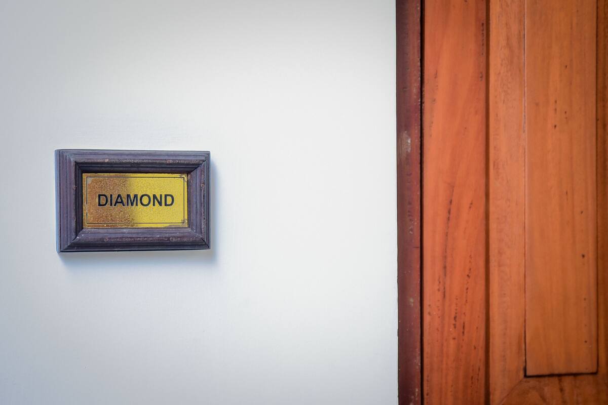 Een lijst met het woord 'DIAMOND' op een witte muur.