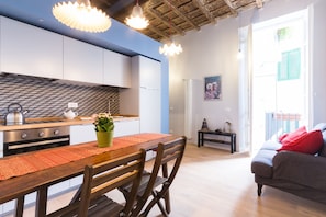 Departamento, 2 habitaciones, 2 baños | Cocina privada | Horno, lavavajillas, cafetera y tetera y utensilios de cocina 