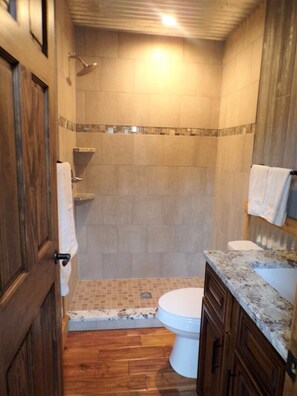 Shower, hair dryer, towels - High Hope Tree House #1 @Spring Lake Ranch (Potosi)