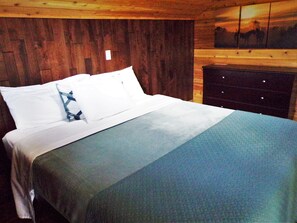 1 bedroom, bed sheets - High Hope Tree House #1 @Spring Lake Ranch (Potosi)