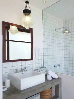 Haartrockner, Handtücher, Seife, Toilettenpapier