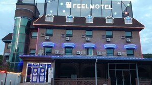 Un edificio con un letrero que dice "Feel Motel" y varias unidades de aire acondicionado.