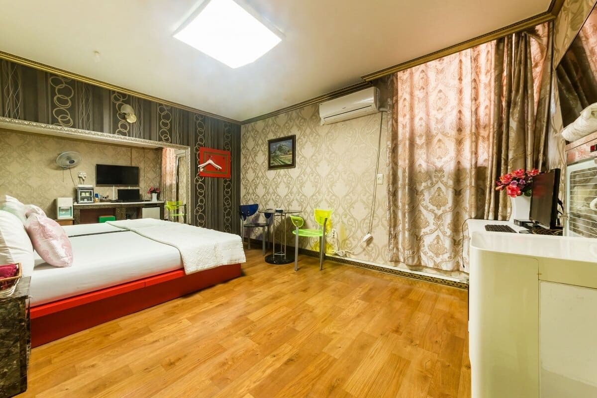 Espacio para trabajar con laptop, cortinas blackout y wifi gratis
