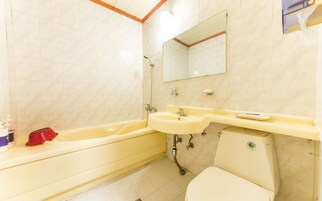 Badewanne und Dusche (separat), kostenlose Toilettenartikel