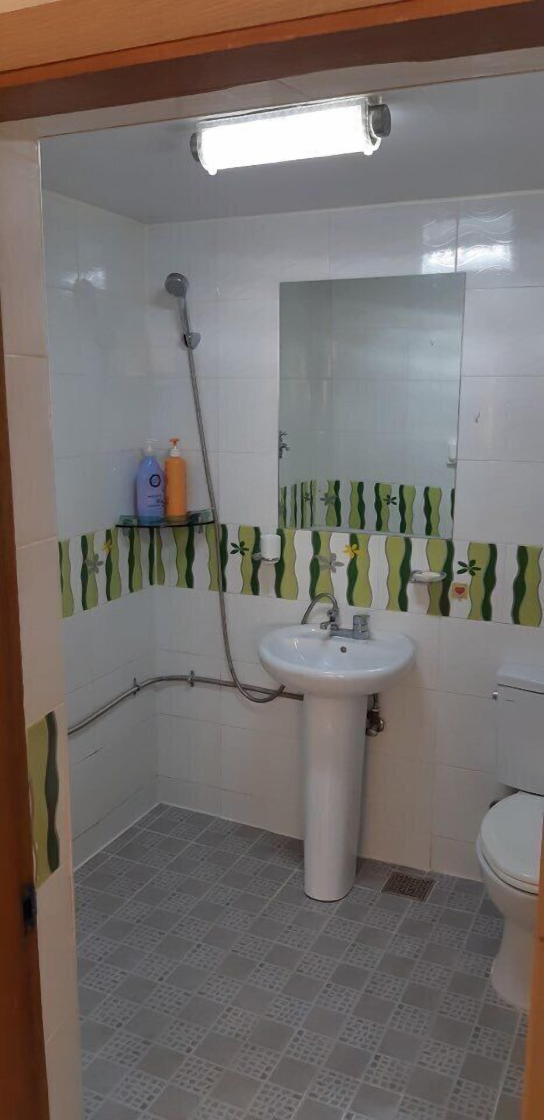 Tab mandi dan pancuran berasingan, kelengkapan dandanan diri percuma 