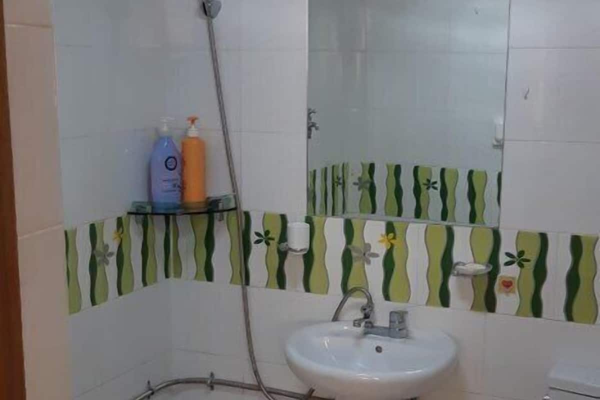 Separate tub and shower, free toiletries, hair dryer, slippers
