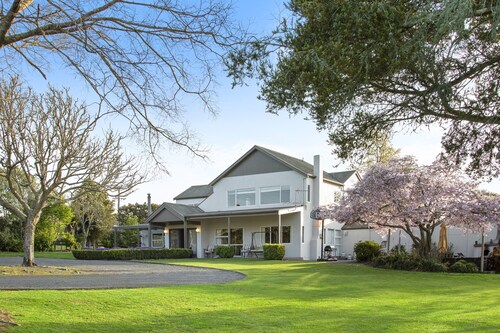 Large Family Home situated in the peaceful countryside with golf course!