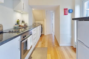 Fridge, microwave, oven, stovetop - Comfy And Easy For Central London (London)