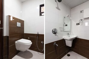 Ein Badezimmer mit Toilette, Dusche und Waschbecken.