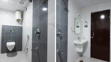 Deluxe Suite | Bathroom | Shower, free toiletries, towels