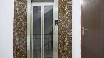 Shower, free toiletries, towels