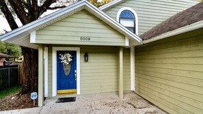 Exterior detail - OneOfaKind house! Near BuschGardens, USF, Moffitt. (Tampa)
