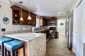 Cafetière/bouilloire, batterie de cuisine, vaisselle et ustensiles