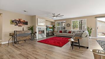 Älytelevisio, takka, videopelejä, musiikkikirjasto