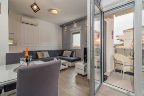 TV - Apartment Lorena with pool (Seget Donji)