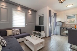 TV - Apartment Lorena with pool (Seget Donji)