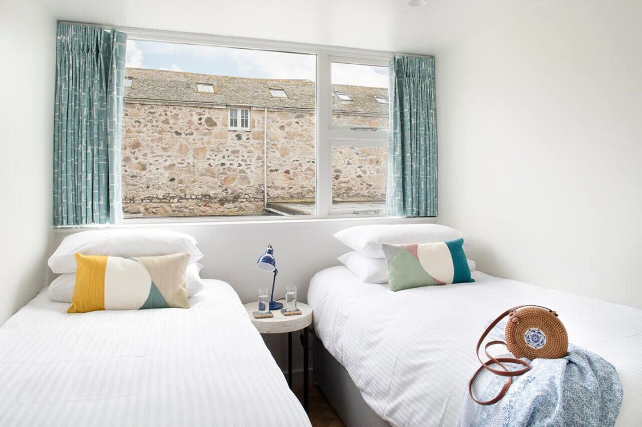 2 soverom, skrivebord, strykejern/-brett og reiseseng for barn