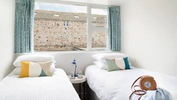 2 soverom, skrivebord, strykejern/-brett og reiseseng for barn