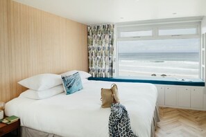 2 bedrooms, desk, iron/ironing board, travel cot
