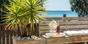 Property grounds - ONETANGI WATERFRONT BACH | Coast & Country | WINTER DEAL (Onetangi)