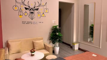 Quarto sênior, 1 quarto | Frigobar, escrivaninha, espaço de trabalho para notebook