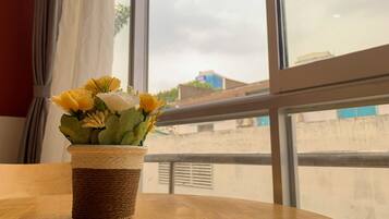 Quarto com design assinado, 1 quarto | Frigobar, escrivaninha, espaço de trabalho para notebook