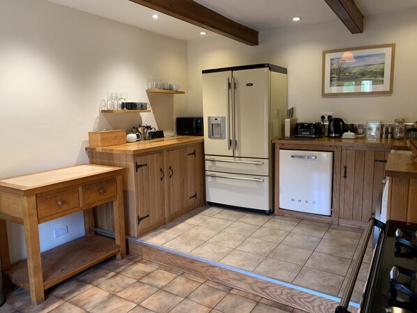 Kühlschrank, Mikrowelle, Ofen, Geschirrspüler