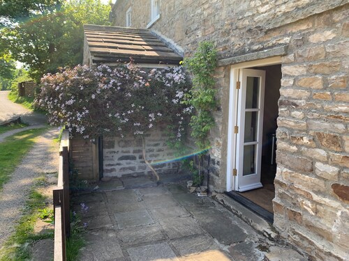 Gorgeous 3 bed cottage overlooking the Valley. Sleeps 5 people & 2 dogs, w/Wifi, gas central heating