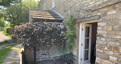Gorgeous 3 bed cottage overlooking the Valley. Sleeps 5 people & 2 dogs, w/Wifi, gas central heating