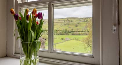 Dog Friendly 3 Bed Swaledale Cottage in Yorkshire Dales | Sleeps 5 | River Valley Views | WiFi & Cen