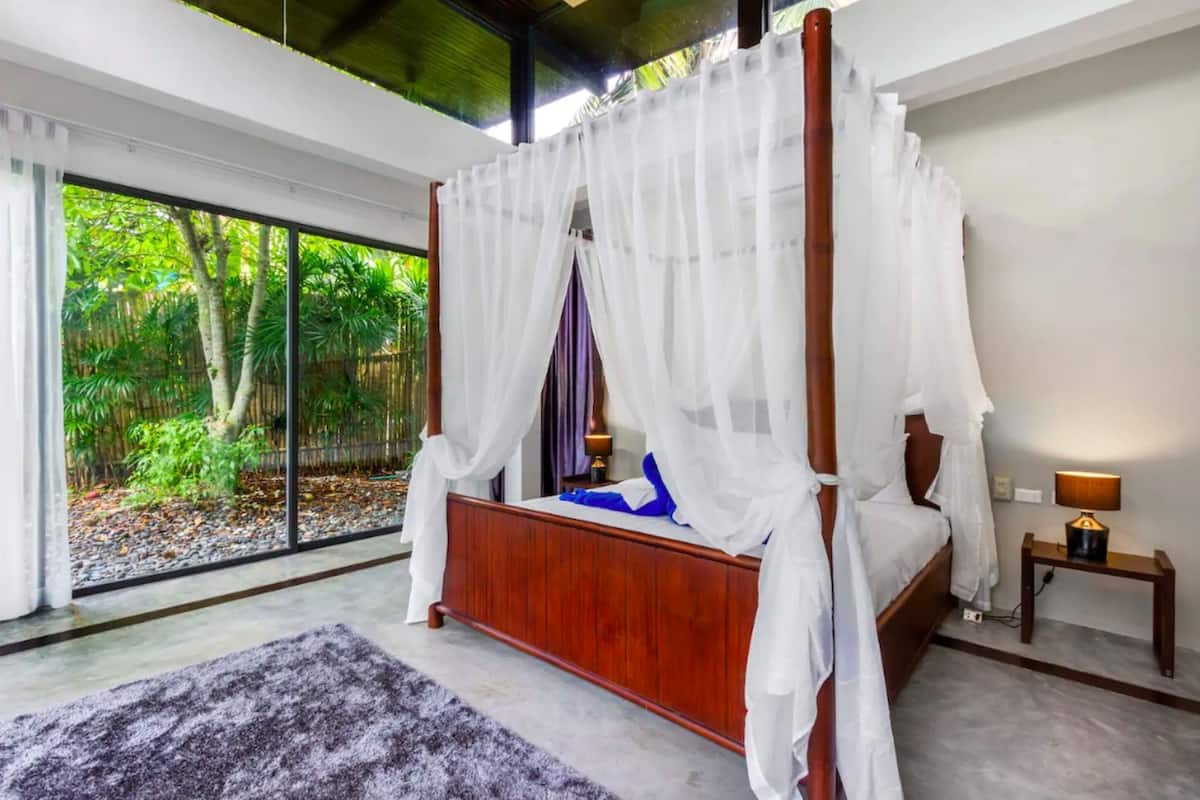 3 bedrooms, premium bedding, individually decorated, desk