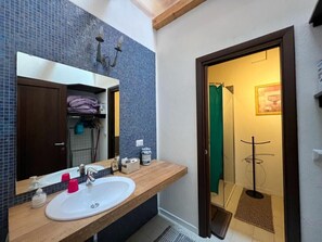 Bruser, hårtørrer, bidet, håndklæder
