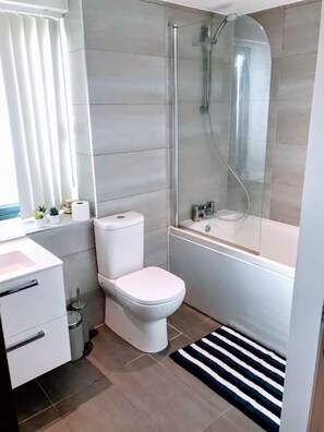 Ensemble douche/baignoire, sĂšche-cheveux, serviettes fournies, savon