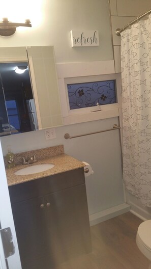 Kombinert dusj/badekar, hårføner, håndklær og såpe