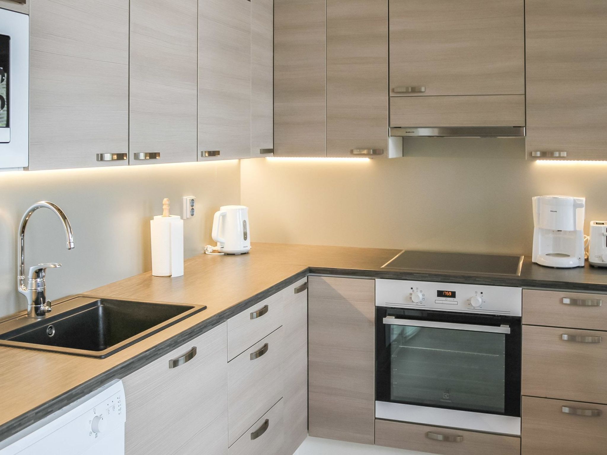 Kühlschrank, Mikrowelle, Geschirrspüler, Kochgeschirr/Geschirr/Besteck