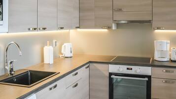 Fridge, microwave, dishwasher, cookware/dishes/utensils