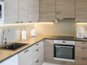 Fridge, microwave, dishwasher, cookware/dishes/utensils